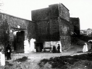 A la izquierda, exterior de la Puerta Nueva. A la derecha, el torreón de la antigua puerta del Vado, con la mitad inferior soterrada desde el s. XVI-XVII
