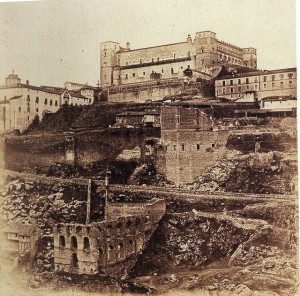 Fotografía de Eugène Sevaistre a mediados del siglo XIX. En la parte inferior, los últimos paredones del artificio a orillas del río. Blog Toledolvidado: http://goo.gl/atzhvr