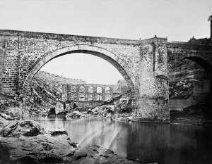 Los restos del Artificio vistos a través del medieval puente de Alcántara en una fotografía de Charles Clifford tomada hacia 1858.